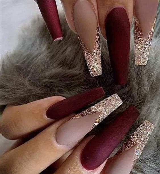 Ongles longs bordeaux