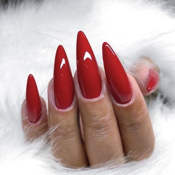 Ongles longs rouges classiques