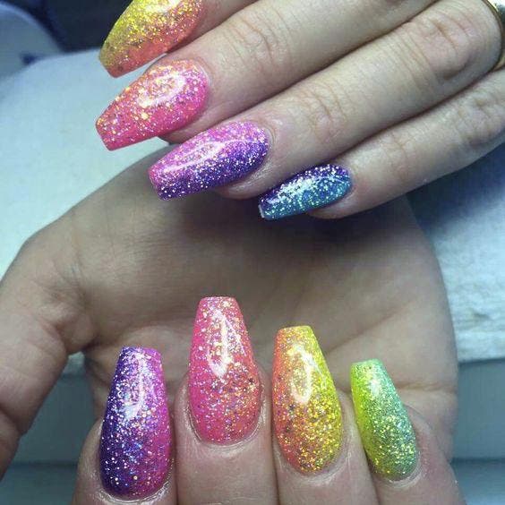 Ongles ombrés en arc-en-ciel avec des motifs holographiques