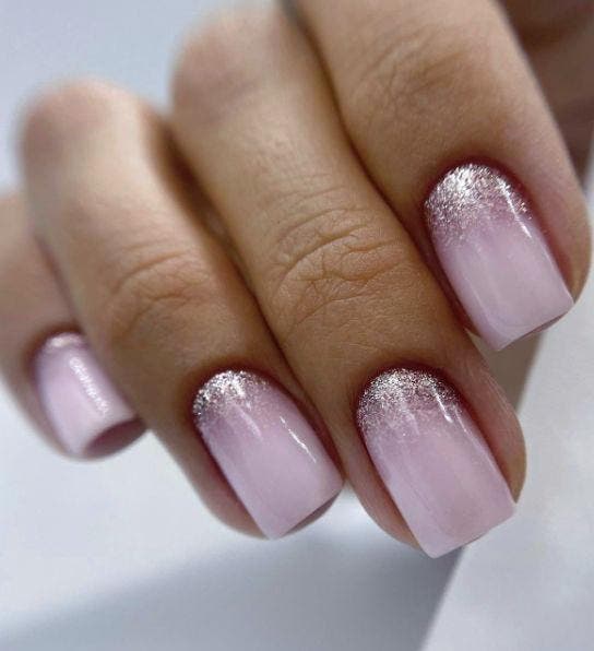 Ongles ombrés nude avec des paillettes