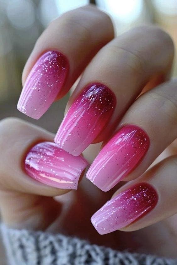 Ongles ombrés roses avec paillettes