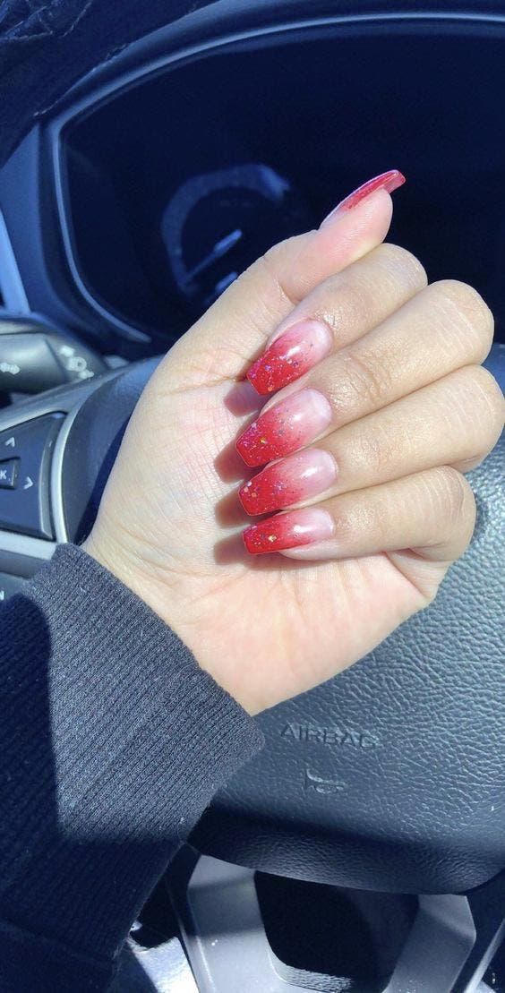 Ongles ombrés rouges avec des paillettes