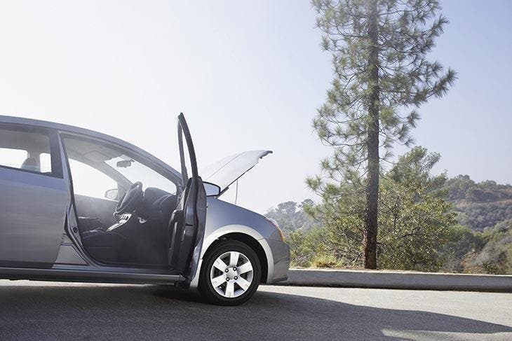 Ouverture du capot d’une voiture