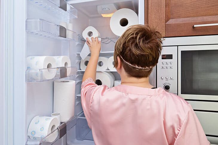 Papier toilettes au réfrigérateur 