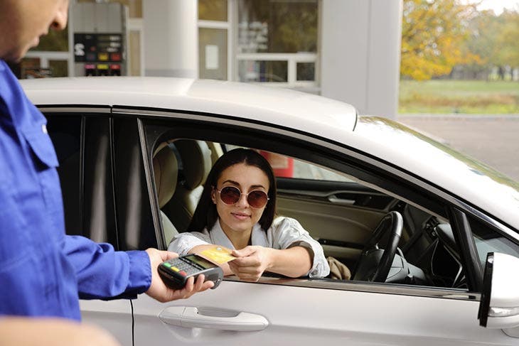 Payer le carburant de voiture - source : spm