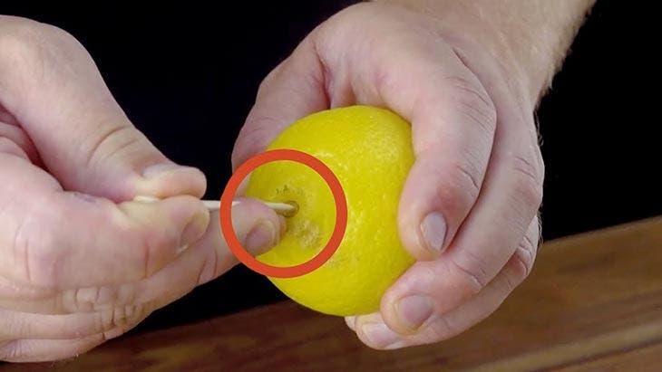 Percer un citron avec un cure-dent