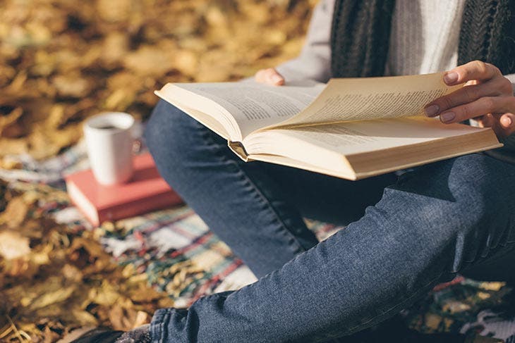 Personne feuilletant un livre