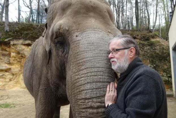 Peter Adamson et l’éléphant Kirsty2