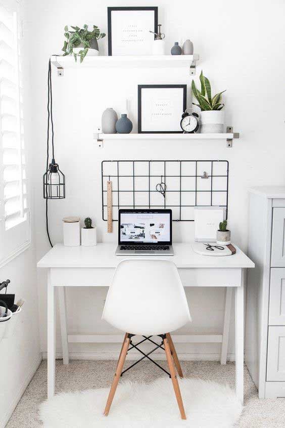 Petit bureau fonctionnel dans une chambre à coucher