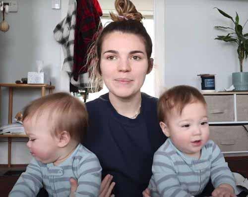 Photo de Maia avec ses bébés dans les bras