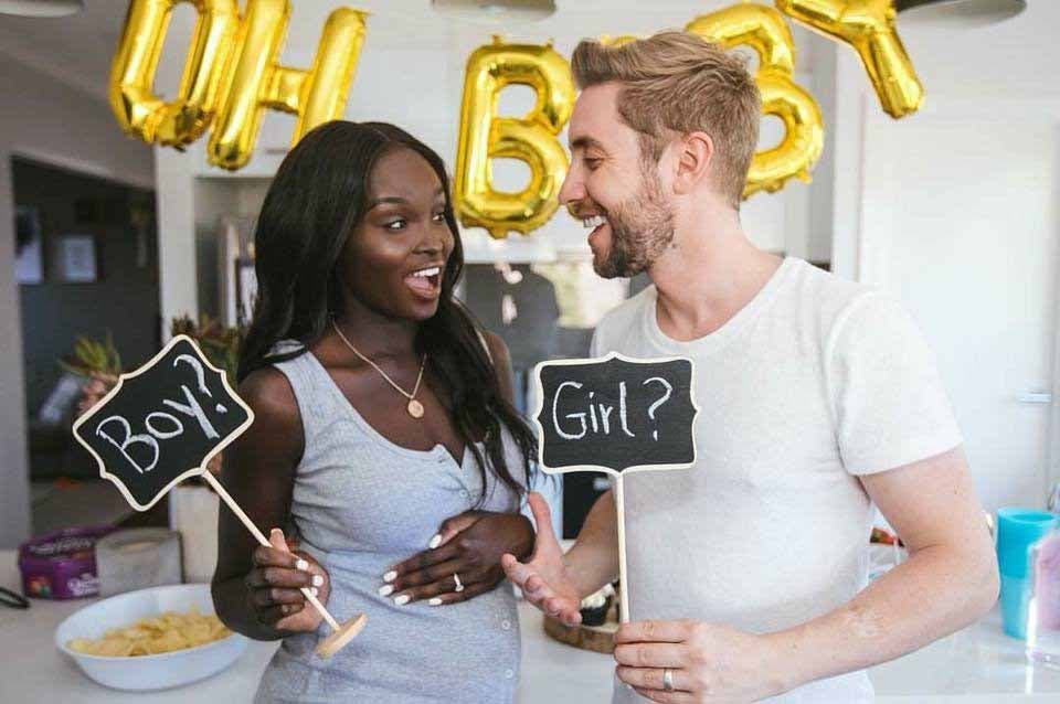 Photo de Nikki et Jamie Perkins le jour du “gender reveal” de leur bébé