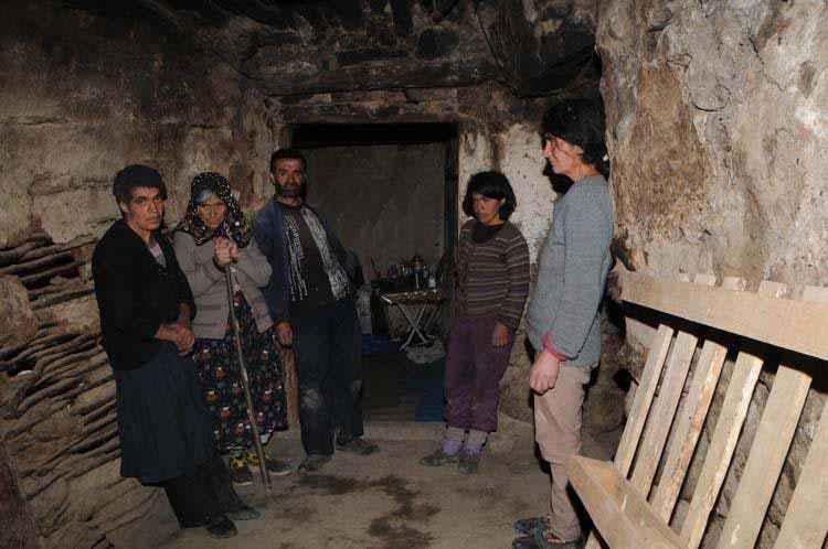 Photo de la famille étrange qui vit isolée dans la montagne