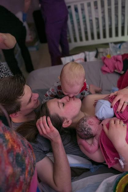 Photo de la maman avec son mari, son petit garçon et les nouveau-nés