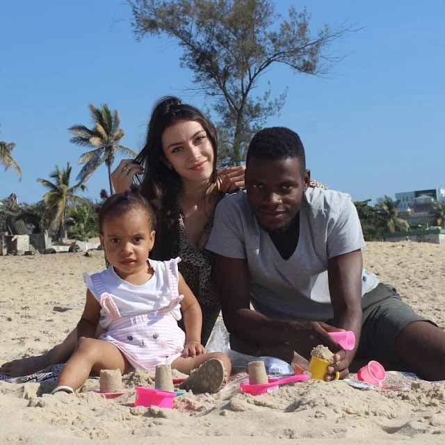 Photo de la petite famille au complet à la plage