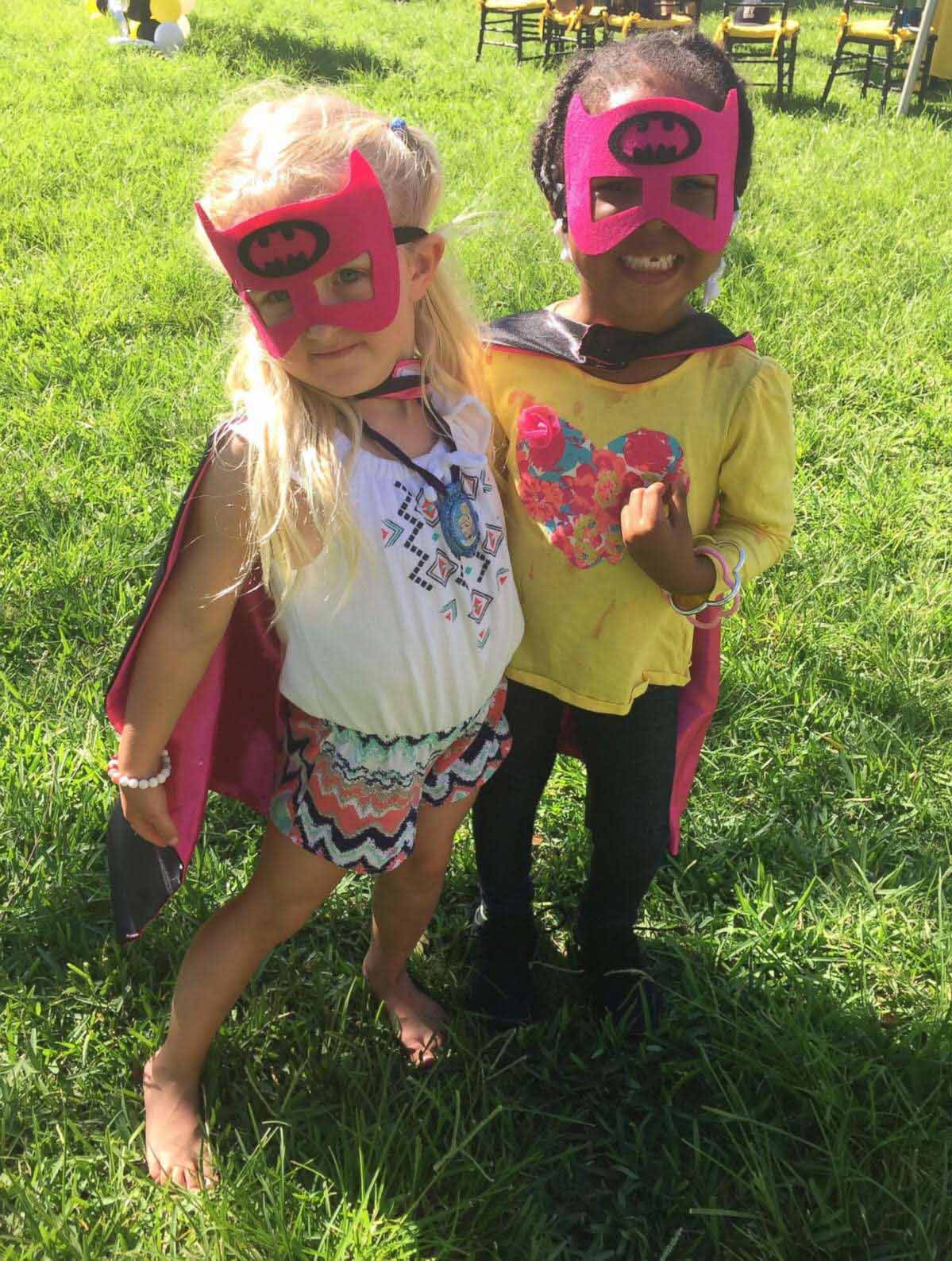 Photos des deux copines déguisées en Batman