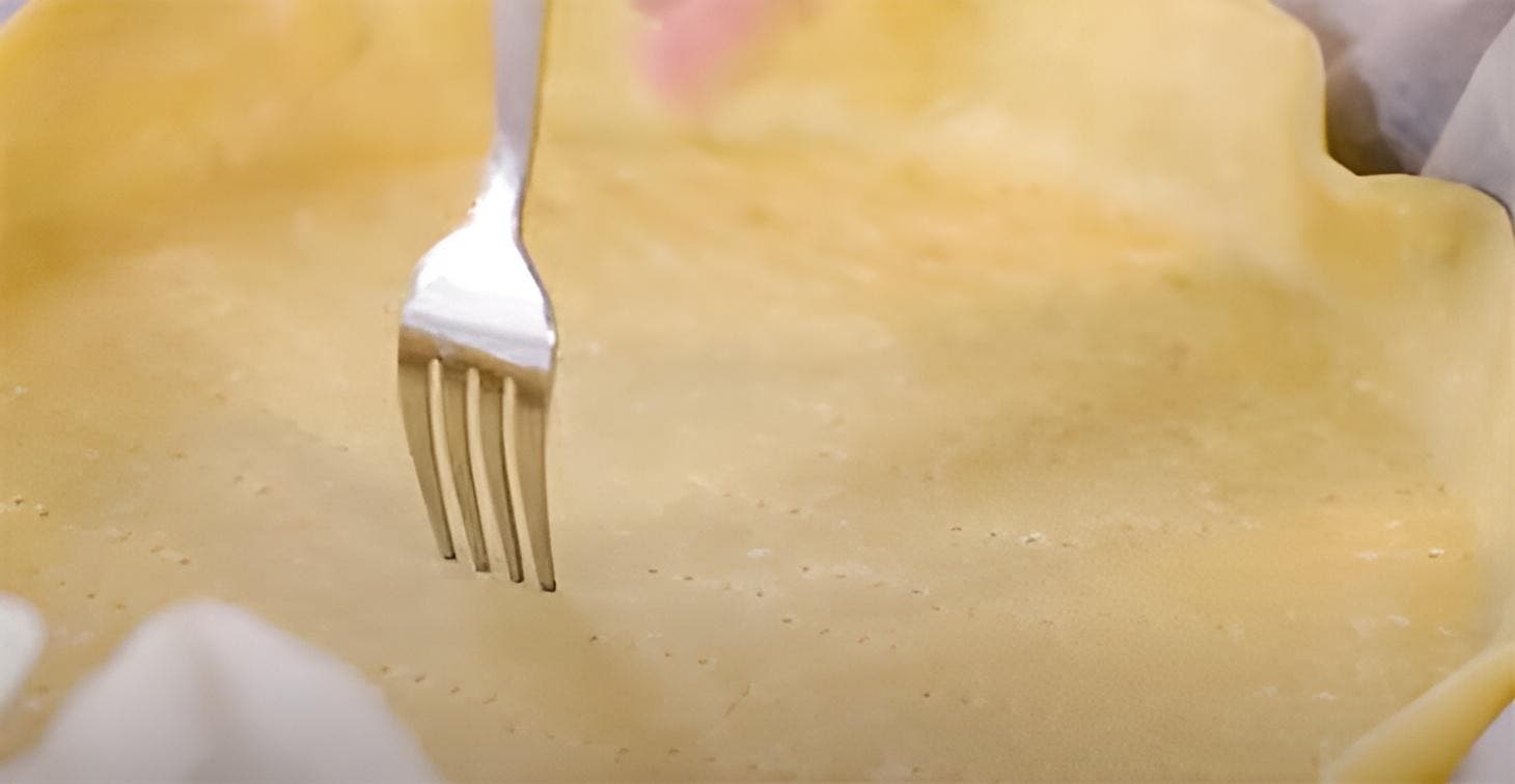 Piquer la pâte à l’aide d’une fourchette