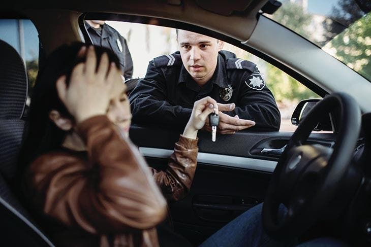 Policier interpellant une conductrice