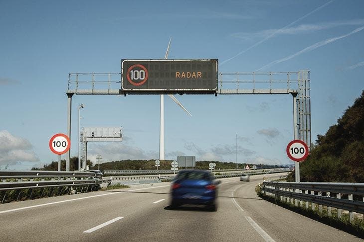 Présence d’un radar sur une autoroute