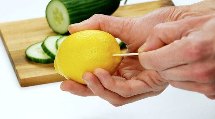 Presser un citron en utilisant un cure-dent 