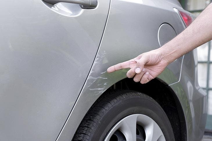 Rayures sur la carrosserie d’une voiture