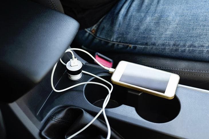 Recharge d’un téléphone portable à partir d’un port USB d’un accoudoir de voiture