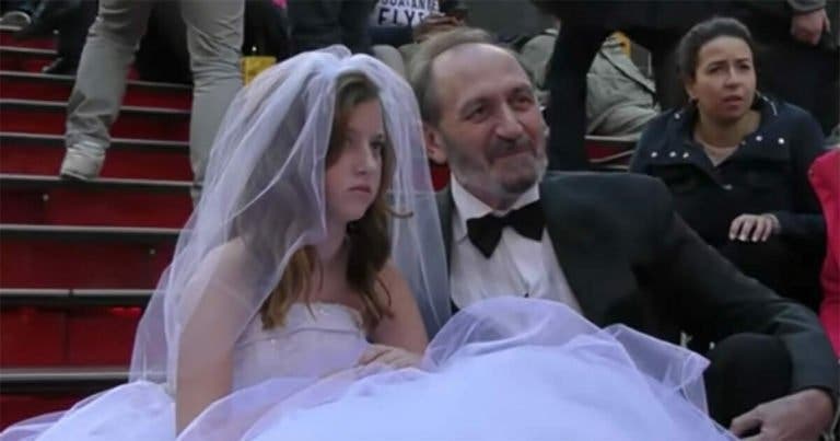 Regardez comment les gens ont réagi à leur mariage