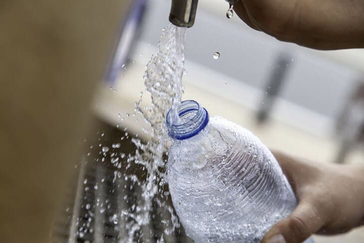 Remplir une bouteille d’eau 