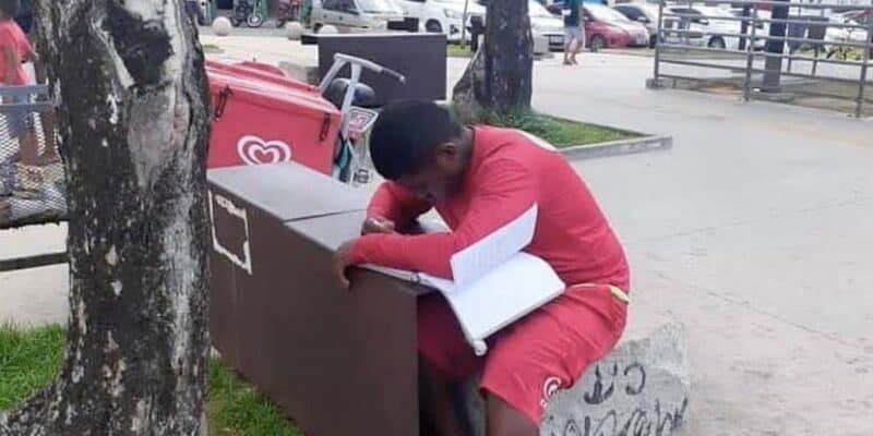 Renilson Nunes entrain d’étudier