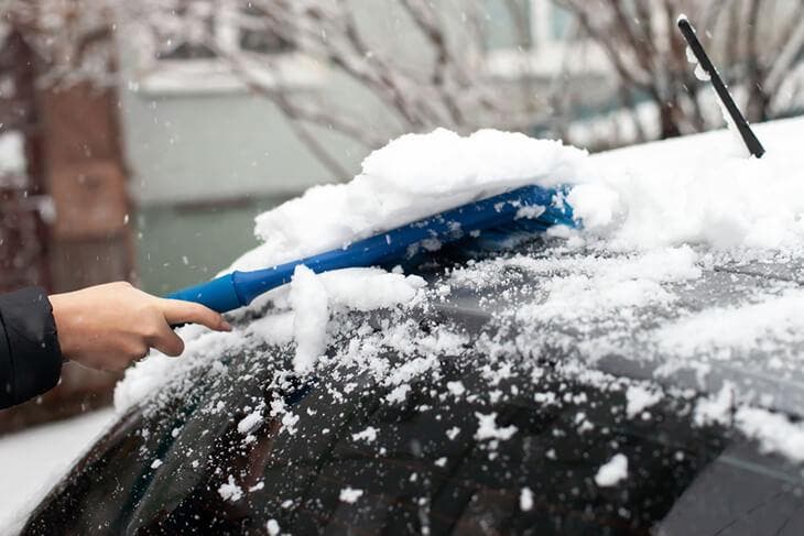 Retirer la neige de la voiture 