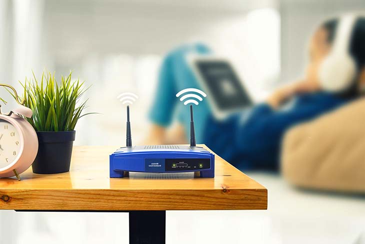 Routeur Wi-Fi posé au milieu de la table