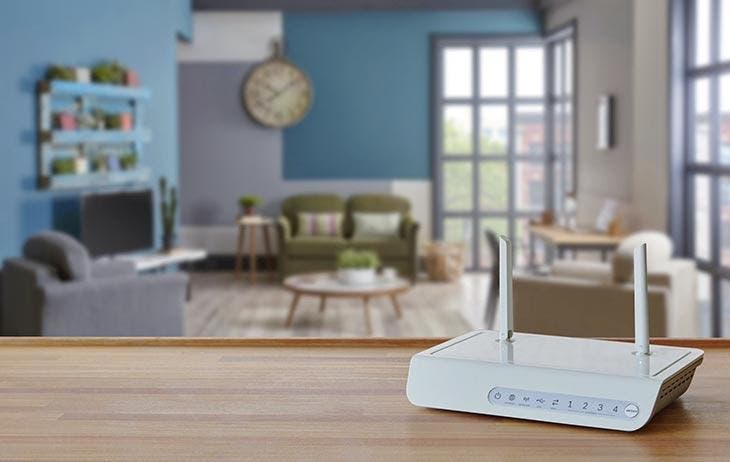 Routeur Wi-Fi positionné sur une étagère