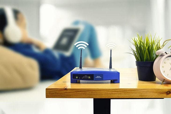 Routeur Wi-Fi qui trône au milieu de la pièce