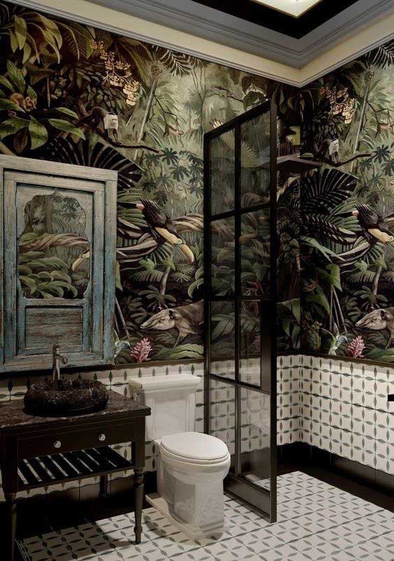 Salle de bain avec déco sombre