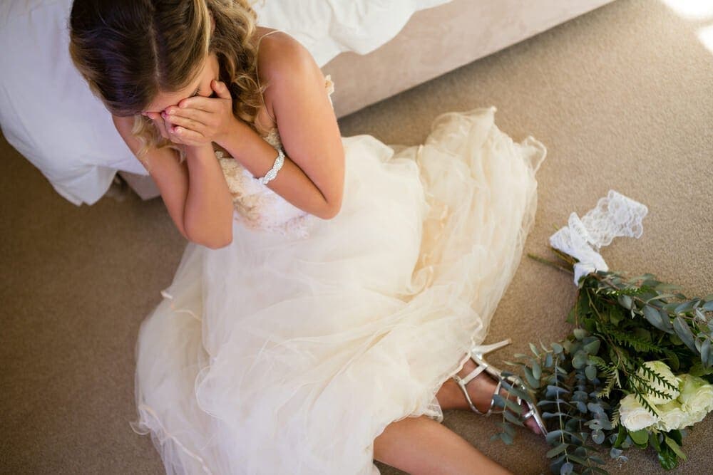 Son fiancée la trompe avant le mariage