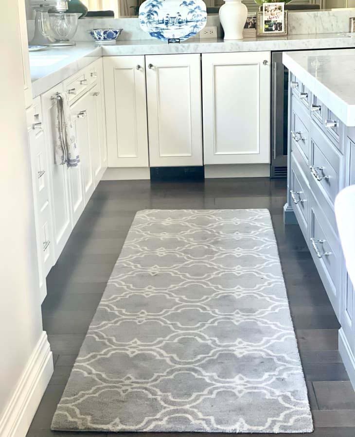 Tapis gris avec motifs blancs dans une cuisine