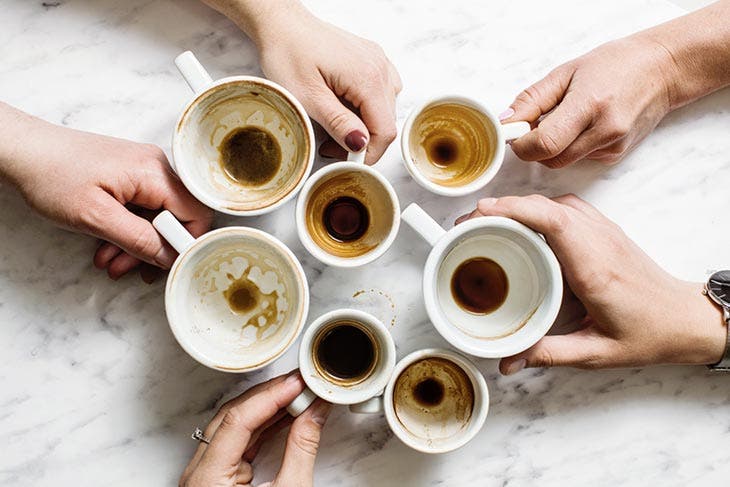 Tasses tachées de café 