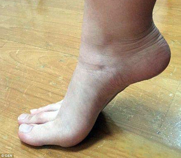 Tout le monde est obsédé par les pieds de cette femme