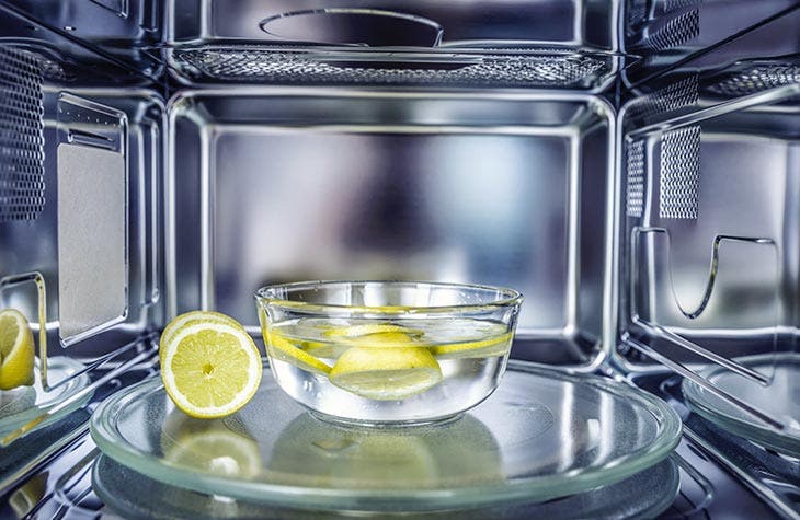 Tranches de citron dans un bol au micro-ondes