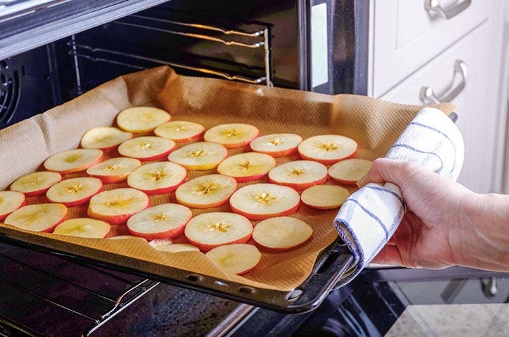 Tranches de pomme dans un four électrique