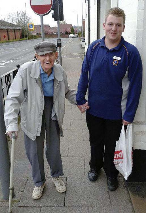 Un adolescent quitte son travail pour accompagner un inconnu de 95 ans