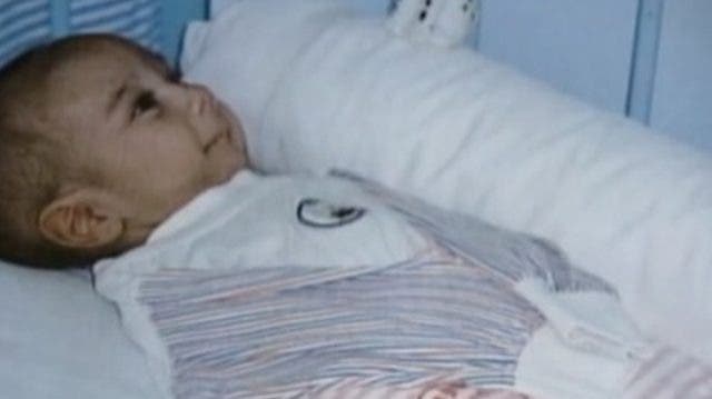 Un garçon sans membres a été abandonné par sa mère à la naissance