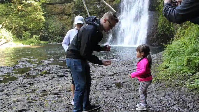 Un homme se met à genoux pour demander à la fille de sa copine