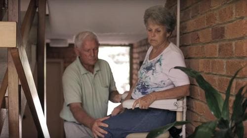 Un mari crée un vélo-fauteuil pour promener sa femme