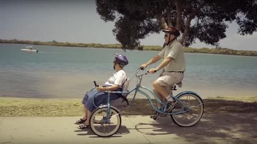 Un mari crée un vélo-fauteuil pour promener sa femme2