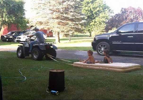 Un papa joue avec ses enfants