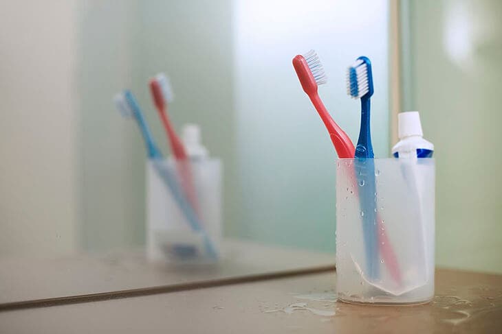 Un tube de dentifrice et des brosses à dent 