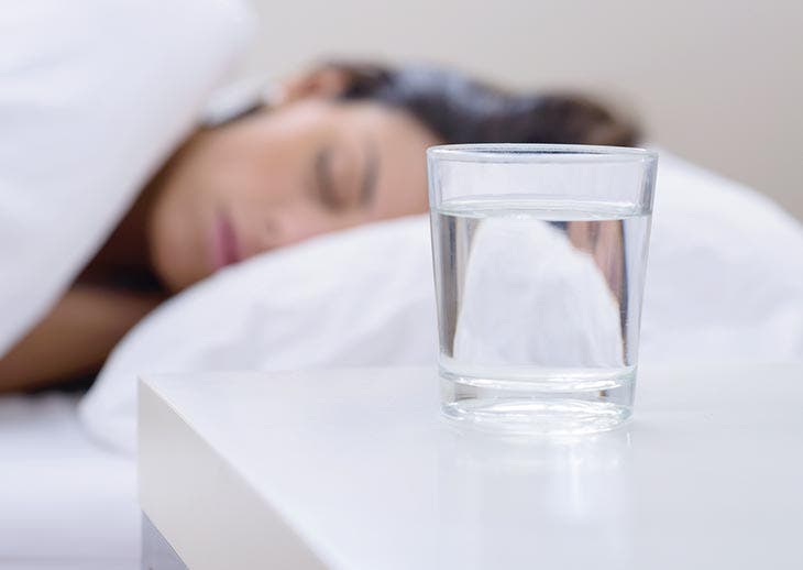 Un verre d’eau sur la table de chevet