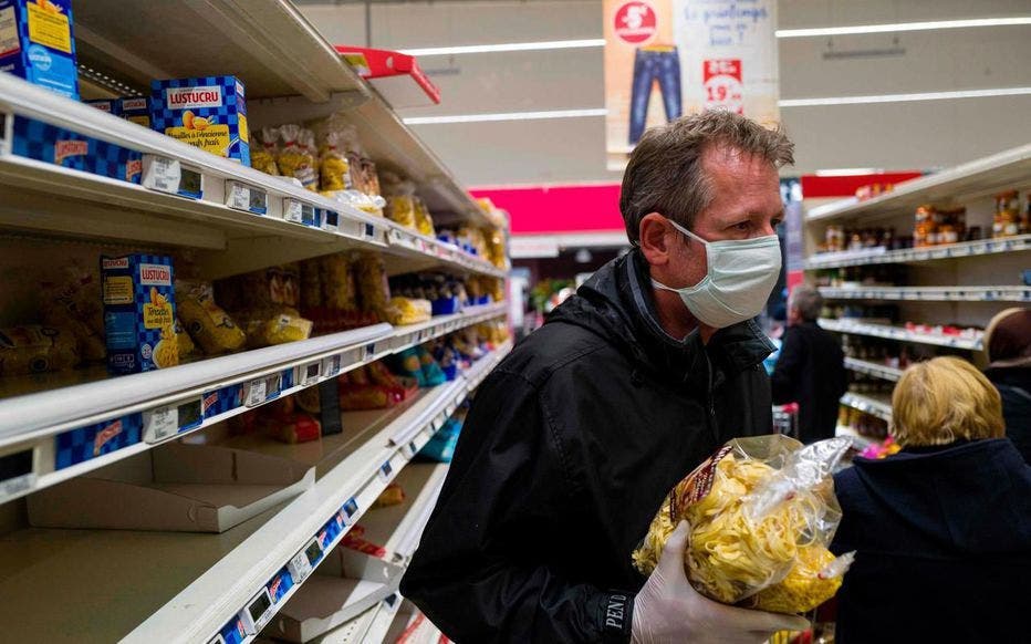 Une caissière de supermarché reçoit des menaces de ces voisins