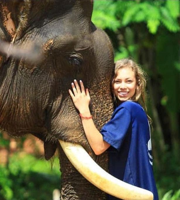 Une femme chute de 25 mètres après avoir fait une pose de Yoga