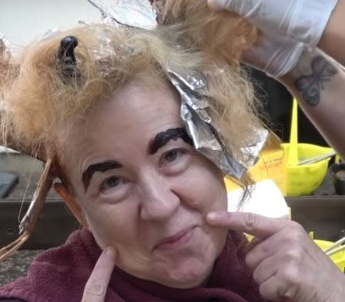 Une femme de 60 ans fait un relooking et elle est méconnaissable